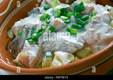 Estone kartulisalat Silgu . insalata di aringhe, patate con sour cucina creamBaltic Foto Stock