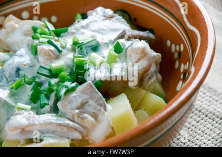 Estone kartulisalat Silgu . insalata di aringhe, patate con sour cucina creamBaltic Foto Stock