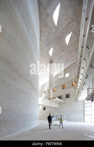 A piena altezza con corridoio interno e foyer con i visitatori. La Cidade das Artes, Barra da Tijuca, Brasile. Architetto: Christian de Por Foto Stock