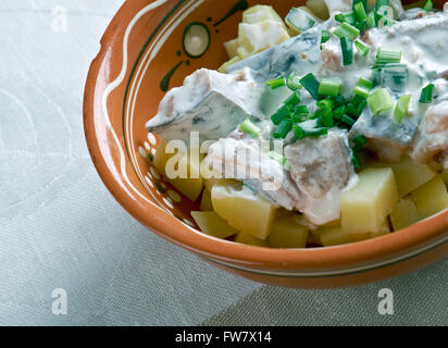 Estone kartulisalat Silgu . insalata di aringhe, patate con sour cucina creamBaltic Foto Stock