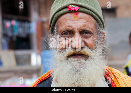 Un ritratto di un misterioso vecchio uomo a uomo nepalese in Nepal Foto Stock