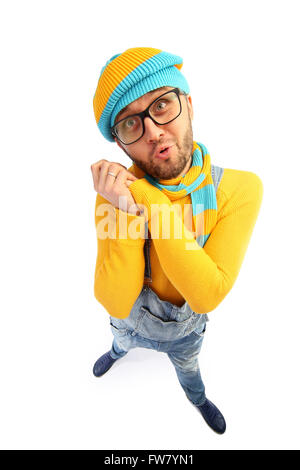 Un uomo in un maglione giallo e tute da lavoro prospettiva distorta Foto Stock