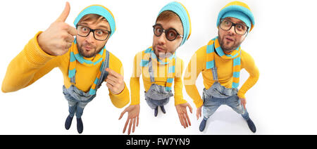 Un uomo in un maglione giallo e tute da lavoro prospettiva distorta Foto Stock