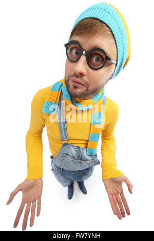 Un uomo in un maglione giallo e tute da lavoro prospettiva distorta Foto Stock