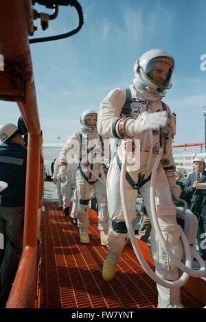 Astronauta e comandante Neil Armstrong, destro, e pilota David Scott prepararsi a bordo della Gemini Titan VIII razzo al Kennedy Space Center Marzo 16, 1966 a Cape Canaveral, in Florida. La missione ha condotto il primo aggancio di due veicoli spaziali in orbita e sbarcati in modo sicuro torna sulla Terra dopo una interruzione di emergenza. Foto Stock