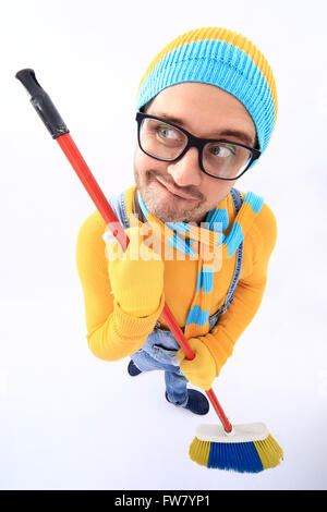 Un uomo in un maglione giallo e tute da lavoro prospettiva distorta Foto Stock