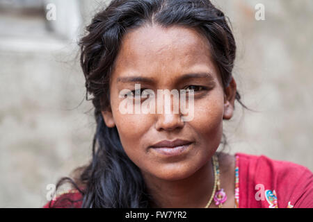 Un ritratto di un non identificato giovane nepalese donna Foto Stock