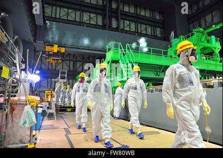 Gli esperti dell'AIEA visita il Fukushima Daiichi Nuclear Power Station per visualizzare il gruppo combustibile processo di rimozione in unità di reattore 4 Novembre 27, 2013 in Okuma, Giappone. La pianta ha subito un incendio catastrofico nel marzo 2011. Foto Stock