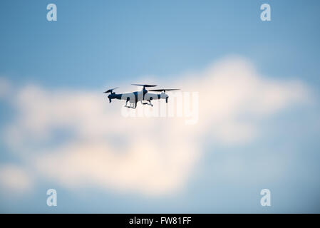 Un uomo vola un quadcopter o drone, in un parco in Oxford, Regno Unito Foto Stock