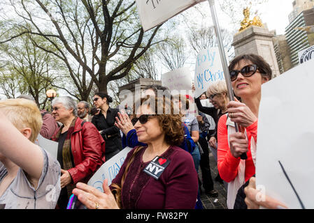 New York, Stati Uniti d'America. Il 31 marzo, 2016. Circa 200 Pro Scelta degli avvocati raccolse in Columbus Circle, al di fuori di Trump Hotel and Towers in risposta al candidato presidenziale repubblicano il commento che le donne che vanno "illegale" aborti deve essere punito. Credito: Stacy Rosenstock Walsh/Alamy Live News Foto Stock