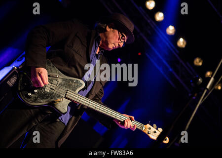 Milano, Italia. 31 Mar, 2016. Fred Smith della American rock band televisione, suona dal vivo al Live Music Club Trezzo sull'Adda. © Roberto Finizio/Pacific Press/Alamy Live News Foto Stock