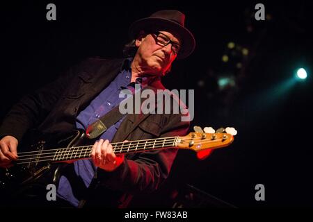 Milano, Italia. 31 Mar, 2016. Fred Smith della American rock band televisione, suona dal vivo al Live Music Club Trezzo sull'Adda. © Roberto Finizio/Pacific Press/Alamy Live News Foto Stock