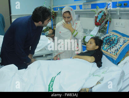 Lahore, Pakistan. Xvi Dec, 2014. Il Pakistan Peoples Party (PPP) Presidente, Bilawal Bhutto Zardari visite e interroga circa la salute dei feriti vittime del suicida di bomba a Gulshan-e-Iqbal Park presso l ospedale Jinnah. © Rana Sajid Hussain/Pacific Press/Alamy Live News Foto Stock