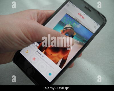 Illustrazione - Un utente può contenere fino a visualizzare sullo smartphone app Tinder in New York, Stati Uniti d'America; 29 marzo 2016. Foto: Johannes Schmitt-Tegge/dpa Foto Stock