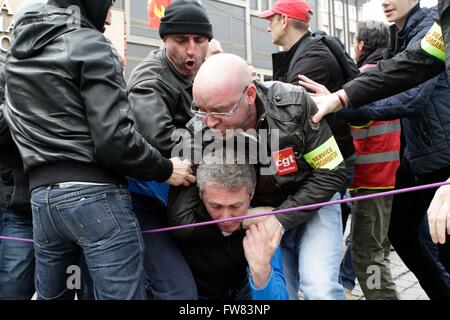 Strasburgo, Francia. Il 31 marzo, 2016. Migliaia di persone hanno marciato oggi in Alsazia contro Bill lavora Myriam El Khomri. Erano circa 80 manifestanti nelle strade di Haguenau questa mattina e quasi 450 in Colmar prima della Prefettura del Haut-Rhin nella tarda mattinata. Questo pomeriggio, 2000 persone erano presenti Place de la Bourse a Mulhouse e Strasburgo, tra 5000 persone, di polizia e di 9000 secondo la CGT hanno marciato per le strade del centro cittadino. Credito: imagespic/Alamy Live News Foto Stock