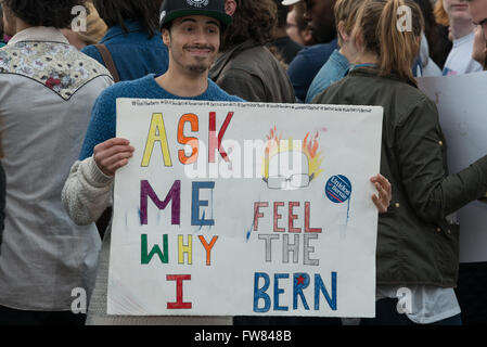 Bronx, Stati Uniti. 31 Mar, 2016. Un Bernie Sanders sostenitore detiene un segno al rally. Anticipo del 19 aprile New York Stato democratico, Primario speranzoso presidenziale Bernie Sanders ha parlato a un rally con i suoi sostenitori a St. Mary's Park nel Bronx. Credito: Albin Lohr-Jones/Pacific Press/Alamy Live News Foto Stock