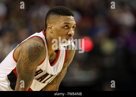 Portland, Oregon, Stati Uniti d'America. Il 31 marzo, 2016. DAMIAN LILLARD (0) guarda a. Il Portland Trail Blazers ha ospitato il Boston Celtics presso il Centro Moda su 31 Marzo, 2016. Foto di David Blair Credito: David Blair/ZUMA filo/Alamy Live News Foto Stock