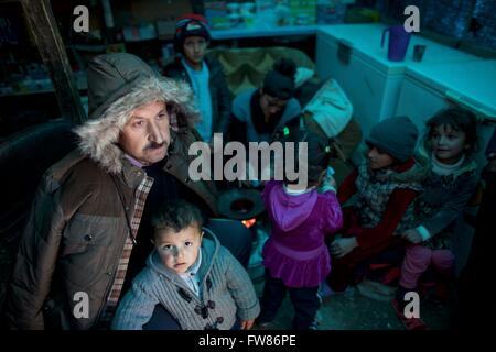 Interno di una tenda in un campo di rifugiati in Iraq settentrionale Foto Stock