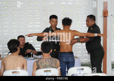 Bangkok, Tailandia. 1 apr, 2016. Il personale militare misurare il petto di un uomo tailandese durante la coscrizione militare a Bangkok, Thailandia, 1 aprile 2016. Tutti i Tailandesi gli uomini di età superiore ai 20 anni sono tenuti a presentare una relazione per la coscrizione. Credito: Rachen Sageamsak/Xinhua/Alamy Live News Foto Stock