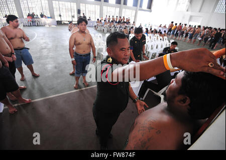 Bangkok, Tailandia. 1 apr, 2016. Un personale militare misura l'altezza di un uomo tailandese durante la coscrizione militare a Bangkok, Thailandia, 1 aprile 2016. Tutti i Tailandesi gli uomini di età superiore ai 20 anni sono tenuti a presentare una relazione per la coscrizione. Credito: Rachen Sageamsak/Xinhua/Alamy Live News Foto Stock