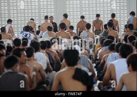 Bangkok, Tailandia. 1 apr, 2016. Gli uomini Thai line up per la salute fisica verificare durante la coscrizione militare a Bangkok, Thailandia, 1 aprile 2016. Tutti i Tailandesi gli uomini di età superiore ai 20 anni sono tenuti a presentare una relazione per la coscrizione. Credito: Rachen Sageamsak/Xinhua/Alamy Live News Foto Stock