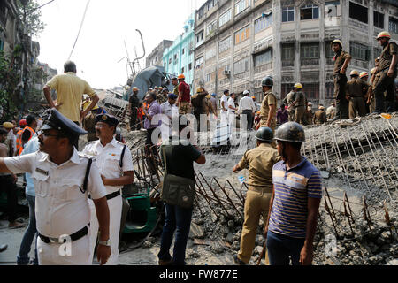 India. 1 Aprile, 2016. Una parte enorme di un cavalcavia sul lato centrale della metropoli collassata. Come parte di un sotto-costruzione due km cavalcavia crollato su una strada congestionata intersezione qui, la frantumazione di persone e veicoli e ambulanti. La polizia ha detto che 21 persone hanno finora sono morti in incidenti di area che ospita la città più grande del mercato all'ingrosso, mentre molti altri sono stati feriti.i feriti sono stati affrettato a ospedali nelle vicinanze. Un certo numero di veicoli sono anche stati schiacciati sotto il calcestruzzo e acciaio di detriti. Credito: Suvankar Sen/Pacific Press/Alamy Live News Foto Stock