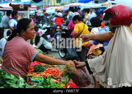 Pekanbaru, Indonesia. 31 Mar, 2016. Mercato tradizionale attività in Pekanbaru, Riau, Indonesia. I commercianti si è lamentato per il calo del loro fatturato negli ultimi mesi. Declino nel loro fatturato a causa del calo di prestazioni in diversi settori, tra cui il petrolio e il gas, olio di palma settore è la spina dorsale dell'economia in Riau, Indonesia. © Dedy Sutisna Riau/images/Pacific Press/Alamy Live News Foto Stock