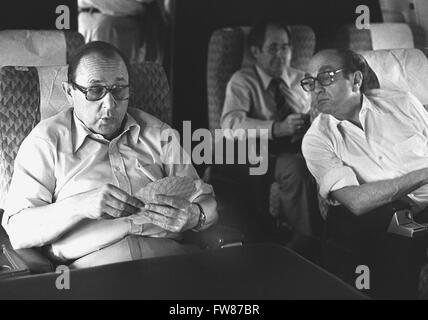 Il ministro degli esteri tedesco Hans-Dietrich GENSCHER e ministro dell'economia Otto Graf Lambsdorff (entrambi FDP) giocano a carte durante il loro volo a Tokyo il 26 giugno 1979. Foto Stock