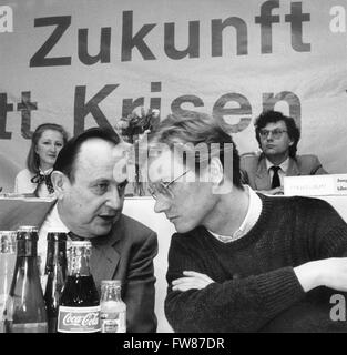 Il ministro degli esteri tedesco Hans-Dietrich GENSCHER (l) e Presidente della "Junge liberale", il giovane liberali, Guido Westerwelle, talk durante il Congresso federale della FDP organizzazione giovanile "Junge Liberale' a Osnabrück il 05 aprile 1986. Foto Stock