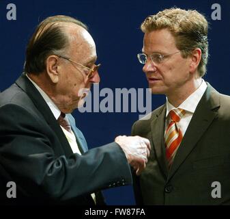 Il Presidente federale della FDP Guido Westerwelle colloqui al presidente onorario Hans-Dietrich GENSCHER alla conferenza del partito a Dresda il 06 giugno 2004. Foto Stock