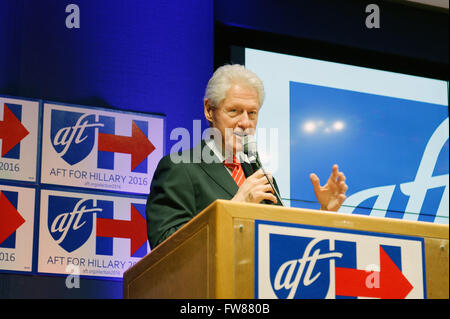 New York, NY, 31 marzo, 2016. Bill Clinton, ex presidente degli Stati Uniti, si è battuto per la moglie, Hillary, chi è in esecuzione per la nomination democratica per il presidente degli Stati Uniti, presso la federazione unita degli insegnanti (UFT) ufficio di Manhattan. L'UFT, con circa 200.000 membri, è la più grande unione nella città di New York. Le primarie democratiche nello Stato di New York ha luogo il 19 aprile e Bill ha detto che era essenziale che Hillary vincere. © Terese Loeb Kreuzer/Alamy News Foto Stock