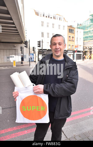 Boxpark, Shoreditch, Londra, Regno Unito. Il 1 aprile 2016. Per celebrare il loro nuovo album, Super, i Pet Shop Boys pop up shop Boxpark Foto Stock