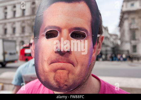 Londra, Regno Unito. 1 aprile 2016. Un dimostratore, indossando un George Osborne maschera, si unisce ad altri al di fuori di Downing Street per protestare contro l' introduzione della nuova vita nazionale di retribuzione che è entrato in vigore oggi. Essi sostengono che la nuova aliquota minima di £7.20 per ora, per quelli oltre i 25 anni, è troppo modesto e che inoltre discrimina contro quelli di età compresa tra 21 e 24, che continuerà ad essere versato il salario nazionale minimo di £6.20 per ora. In aggiunta, essi esigono una estremità a zero ore i contratti di lavoro. Credito: Stephen Chung / Alamy Live News Foto Stock