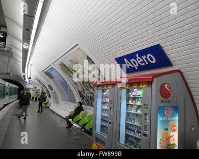 Parigi, Francia. 1 apr, 2016. Come uno sciocco di aprile la beffa, una falsa lettura del segno "Apéro' è appeso alla stazione metropolitana "dell' Opera di Parigi, Francia, 1 aprile 2016. Il metro RATP operatore rinominato 13 stazioni e per tutta la notte è cambiato ogni secondo segno presso le stazioni. Foto: Sabrina Hambloch/dpa/Alamy Live News Foto Stock