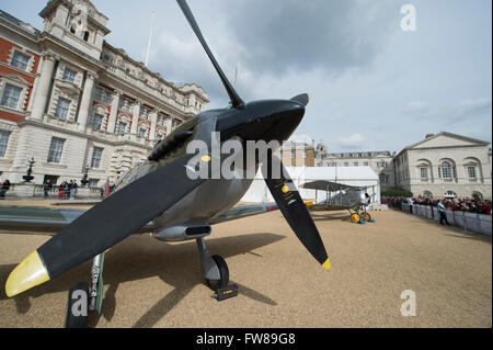 La Sfilata delle Guardie a Cavallo, Londra, Regno Unito. Il 1 aprile, 2016. Un moderno-giorno Eurofighter Typhoon, iconico seconda guerra mondiale Spitfire fighter e guerra mondiale 1 Sopwith Snipe in centro a Londra per celebrare il RAF Museum di campagna che offre al pubblico la possibilità di avere il loro nome scritto sulle ali di un RAF frecce rosse Hawk getto che sarà in grado di volare attraverso il display 2017 stagione. Credito: Malcolm Park editoriale / Alamy Live News. Foto Stock