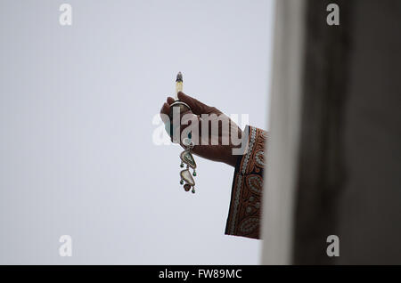 Srinagar, India. 1 Aprile, 2016. Il sacerdote capo visualizza la reliquia, credeva di essere i capelli da la barba del Profeta Mohammad (saw), durante speciali preghiere alla morte anniversario di Abu Bakr Siddiq (RA), il primo califfo dell Islam, al Santuario Hazratbal nella periferia di Srinagar la capitale estiva della controllata indiana del Kashmir. © Faisal Khan/Pacific Press/Alamy Live News Foto Stock