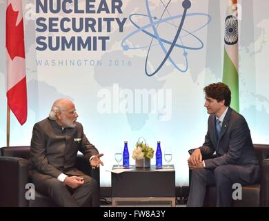 Washington, DC, Stati Uniti d'America. 1 Aprile, 2016. Il Primo Ministro Shri Narendra Modi incontro il Primo ministro del Canada, il sig. Justin Trudeau, sugli spalti di NSS2016, a Washington DC il 01 aprile 2016. Credito: Planetpix/Alamy Live News Foto Stock