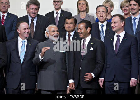 1 aprile 2016 - Washington, Distretto di Columbia, Stati Uniti d'America - John Key, primo ministro della Nuova Zelanda., da sinistra, Narendra modi, primo ministro dell'India, Moulay Rachid, principe del Marocco e Andrzej Duda, Polonia il presidente, stand durante una foto di famiglia della sicurezza nucleare vertice di Washington, DC, Stati Uniti, Venerdì, Aprile 1, 2016. Dopo un ondata di attacchi terroristici dall'Europa all'Africa, U.S. Il presidente Barack Obama è mobilitare il sostegno internazionale durante il vertice per uno sforzo per mantenere uno stato islamico e gruppi simili di procurarsi il materiale nucleare e altre armi di mas Foto Stock