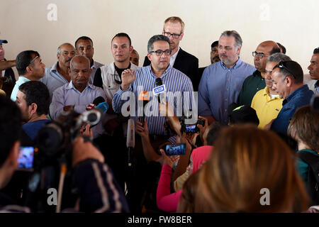 Luxor. 1 apr, 2016. Ministro egiziano delle Antichità Khaled El-Enany(C) introduce il lavoro di scansione durante un'intervista a Luxor la Valle dei Re, Egitto il 1 aprile 2016. Egiziano e archeologi stranieri completato venerdì una più ampia operazione di scansione della due recentemente scoperto camere nascoste dietro il re Tutankhamon la tomba nella Valle dei Re in Alto Egitto la città di Luxor. Le camere sono da ritenersi ultimo luogo di riposo della regina Nefertiti, che hanno avuto un ruolo politico e religioso di ruolo in Egitto nel XIV secolo A.C. © Zhao Dingzhe/Xinhua/Alamy Live News Foto Stock