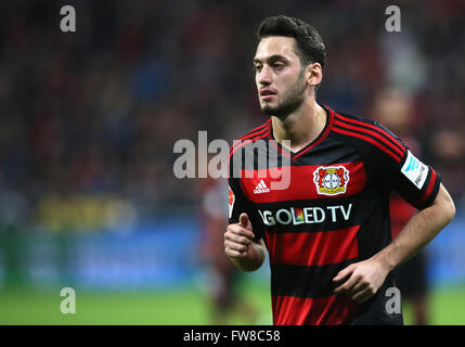 Leverkusen, Germania. Il 1 aprile, 2016. Il calcio Bundesliga, Leverkusen, Germania, 01.04.2016, Bayer 04 Leverkusen vs VfL Wolfsburg: Hakan Calhanoglu (Leverkusen). Credito: Juergen schwarz/Alamy Live News Foto Stock