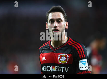 Leverkusen, Germania. Il 1 aprile, 2016. Il calcio Bundesliga, Leverkusen, Germania, 01.04.2016, Bayer 04 Leverkusen vs VfL Wolfsburg: Hakan Calhanoglu (Leverkusen). Credito: Juergen schwarz/Alamy Live News Foto Stock