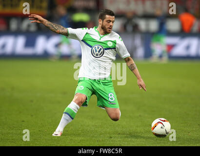 Leverkusen, Germania. Il 1 aprile, 2016. Il calcio Bundesliga, Leverkusen, Germania, 01.04.2016, Bayer 04 Leverkusen vs VfL Wolfsburg: Vieirinha (Wolfsburg) controlla la sfera. Credito: Juergen schwarz/Alamy Live News Foto Stock