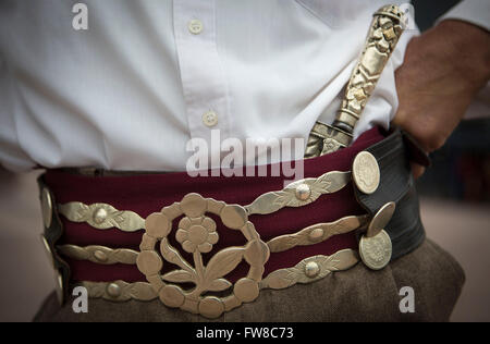 Buenos Aires, Argentina. 1 apr, 2016. Vista la cinghia e il coltello di un 'Gaucho' realizzato in argento durante il dodicesimo 'i nostri cavalli' Expo, sui motivi dell'argentino della società rurale, a Buenos Aires, Argentina, il 1 aprile 2016. © Martin Zabala/Xinhua/Alamy Live News Foto Stock