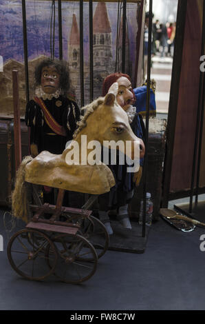 Madrid, Spagna, 1 aprile 2016. Il Chisciotte giocare. Alcuni pupazzetti nel back stage prima che il gioco El Quixote. Credito: Enrique Davó/Alamy Live News Foto Stock