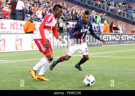 Foxborough, Massachusetts, STATI UNITI D'AMERICA. Il 1 aprile, 2016. La Nuova Inghilterra rivoluzione defender Londra Woodberry (28) e New York Red Bulls centrocampista Lloyd SAM (10) in azione durante la prima metà di un gioco di MLS tra il New England Revolution e New York Red Bulls a Gillette Stadium. La Nuova Inghilterra ha vinto 1-0. Anthony Nesmith/Cal Sport Media/Alamy Live News Foto Stock