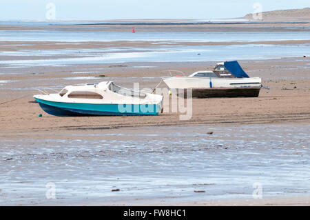 Due barche sulla spiaggia con la bassa marea Foto Stock