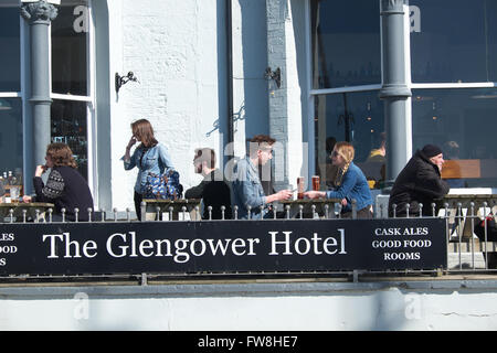 Aberystwyth Wales bevitori fuori The Glengower Hotel su asunny giornata di primavera nel mese di aprile Foto Stock