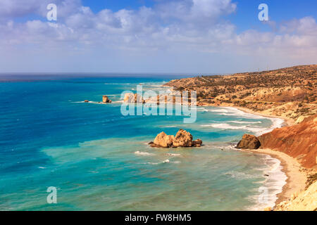 Seascape con Petra tou Romiou, noto anche come Roccia di Afrodite, è una pila di mare in Paphos, Cipro. Foto Stock