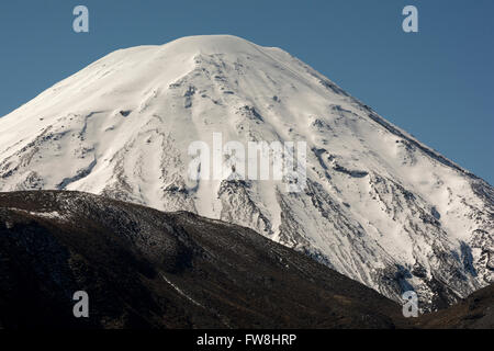 Imponente Ngauruhoe stratovulcano è il più giovane dei vulcani attivi nel Parco Nazionale di Tongariro in Nuova Zelanda. Foto Stock