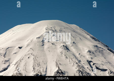 Imponente Ngauruhoe stratovulcano è il più giovane dei vulcani attivi nel Parco Nazionale di Tongariro in Nuova Zelanda. Foto Stock